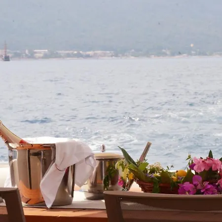 Mavideniz Yachting Hotel en barco *